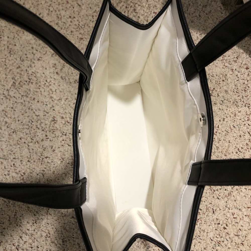 Pandora white bag size 15 x 13 x 4.  Excellent condition. - Picture 6 of 8